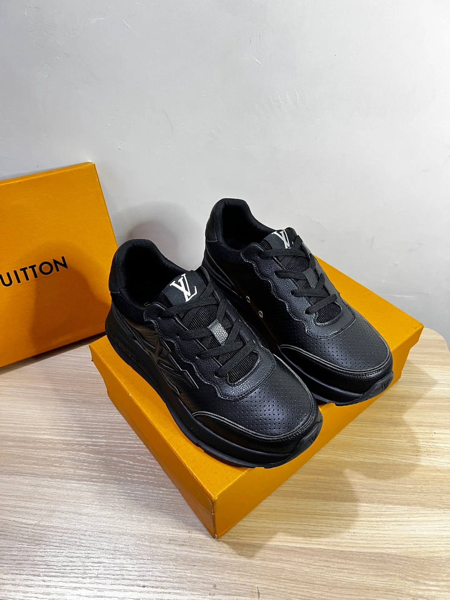 Factory price: 438💰LV men's classic casual sneakers. This sneaker is made of soft cow leather and has a classic logo. The classic logo shapes the elegant upper. The thick yet lightweight rubber outsole is embossed with the Louis Vuitton logo. The padded insole and technical lining once again upgrade the comfort experience. The calfskin lining imported from Italy is high-end and comfortable, and the original outsole is light and wear-resistant! Purely handmade, details determine quality! Size: 38-45, customized 45